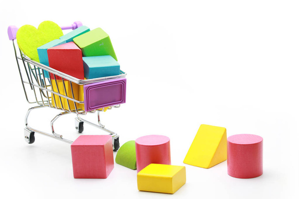 Carrito de compras con figuras coloridas aisladas sobre fondo blanco
 - Foto, imagen