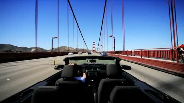 luxusní kabriolet auto na most golden gate - Záběry, video