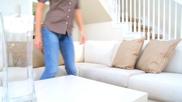 Houkutteleva nainen rentouttava koti sohva
 - Materiaali, video