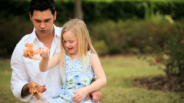 公園でアジア父と小さなブロンドの女の子 - 映像、動画