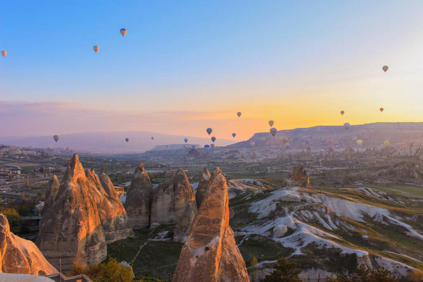 La Turquie. La Cappadoce. Bonjour. Au lever du soleil. Des grottes. Ballons
 - Photo, image