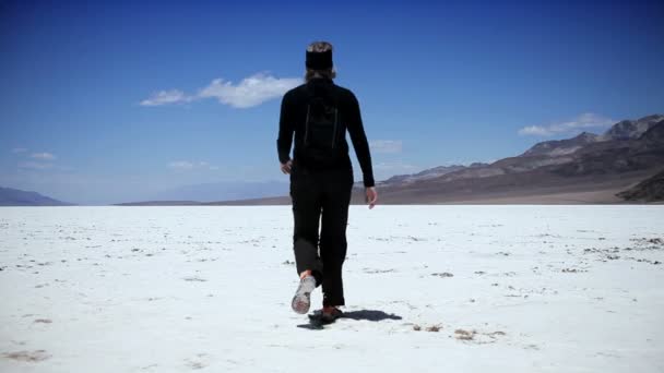 Einsame Gestalt überquert einen trockenen Salzsee - Filmmaterial, Video