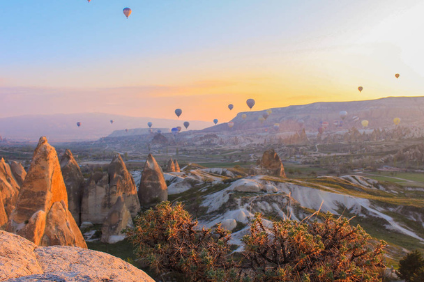Turkey. Cappadocia. Morning. Sunrise. Caves. Balloons - Foto, afbeelding
