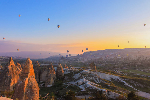 Turkey. Cappadocia. Morning. Sunrise. Caves. Balloons - Foto, Imagen