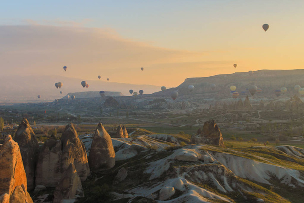 Turkey. Cappadocia. Morning. Sunrise. Caves. Balloons - Foto, afbeelding