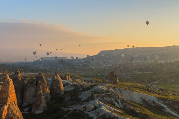 Turkey. Cappadocia. Morning. Sunrise. Caves. Balloons - Foto, Imagen