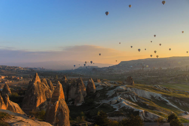Turkey. Cappadocia. Morning. Sunrise. Caves. Balloons - Foto, Bild