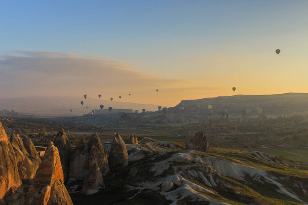 Turkey. Cappadocia. Morning. Sunrise. Caves. Balloons - Φωτογραφία, εικόνα