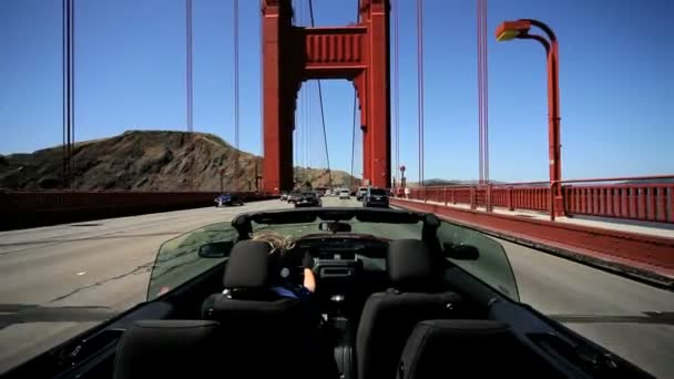 luksusowy samochód Cabrio jazdy mostu golden gate - Materiał filmowy, wideo
