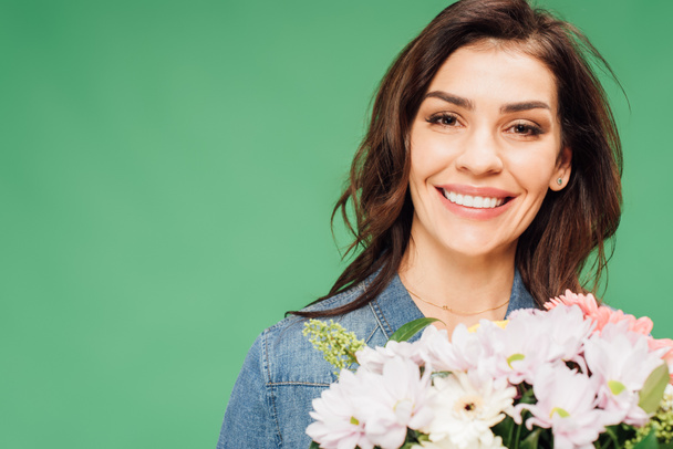 portrait of smiling woman holding flower bouquet isolated on green - Fotografie, Obrázek