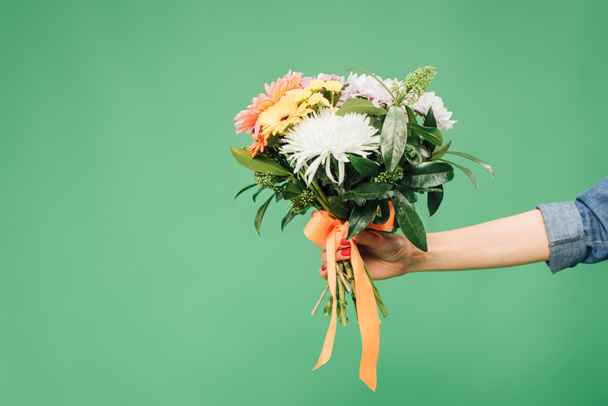cropped view of woman holding flower bouquet isolated on green - Valokuva, kuva