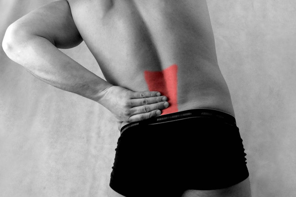 Dor nas costas músculos coluna homem preto branco
  - Foto, Imagem