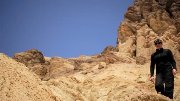 孤独な女性の砂漠の峡谷達成 - 映像、動画