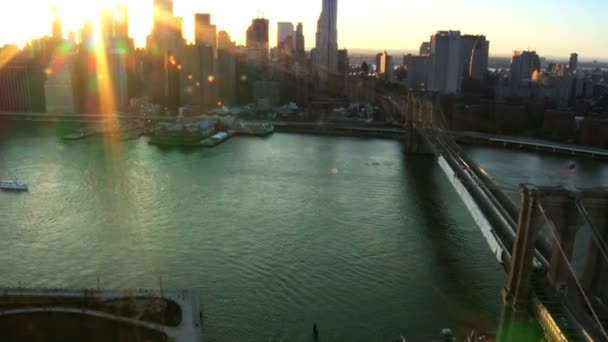 Vista aérea del Sol poniente sobre Manhattan y el Puente de Brooklyn, NY, EE.UU.
 - Metraje, vídeo