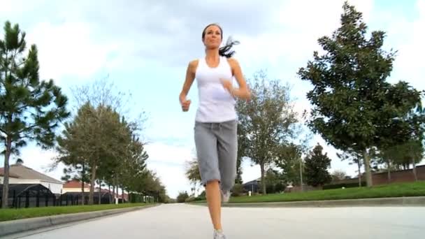 mooi meisje buitenshuis joggen - Video