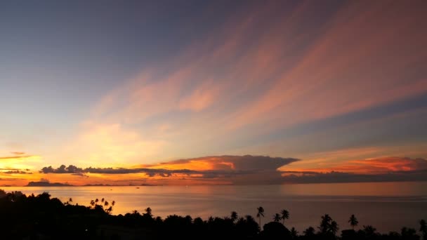 Majestueuze tropische oranje zomer timelapse zonsondergang over zee met bergen silhouetten. Luchtfoto van dramatische twilight, gouden bewolkte hemel over eilanden in de Oceaan. Levendige schemering zeegezicht natuurlijke achtergrond - Video