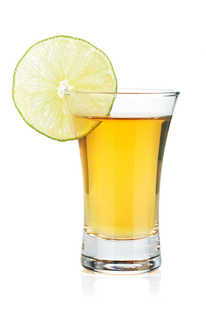 Shot tequila złota z plasterkiem limonki - Zdjęcie, obraz