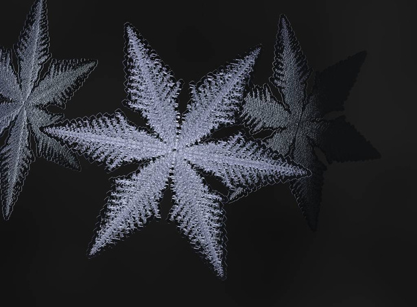 Copo de nieve sobre fondo negro. Esta ilustración basada en macro foto de cristal de nieve real, ilustración 3d
 - Foto, Imagen