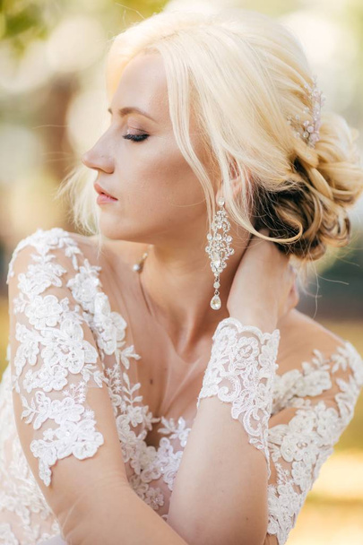 Beautiful young bride in white wedding dress posing  - Foto, imagen