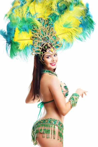 Brasilianerin posiert im Samba-Kostüm vor weißem Hintergrund - Foto, Bild