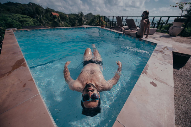 Açık Yüzme havuzunda bir genç yakışıklı bir adam portresi.  - Fotoğraf, Görsel