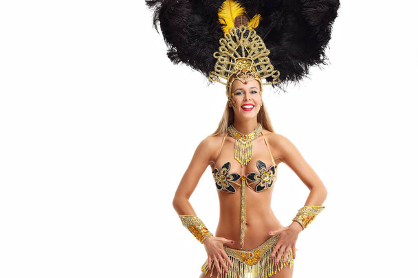 Brazilská žena pózuje v kostýmu samba nad bílým pozadím - Fotografie, Obrázek