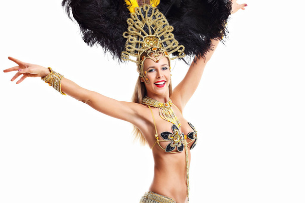 Donna brasiliana in posa in costume samba su sfondo bianco
 - Foto, immagini