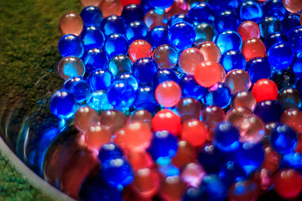 rood en blauw transparante glazen ballen textuur als achtergrond  - Foto, afbeelding