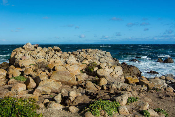 Rocky Shores near Pacific Grove, Monterey Peninsula, Californië, - Foto, afbeelding