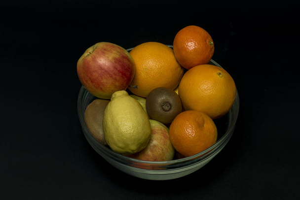 Pomme orange mandarine kiwi avec fond noir isolé
 - Photo, image