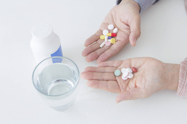 Asiático anciãos segurando alguns comprimidos
 - Foto, Imagem