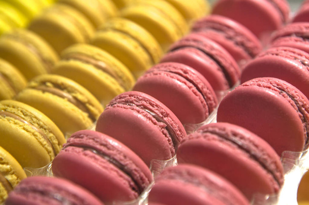 Macarons français colorés dans une rangée
 - Photo, image