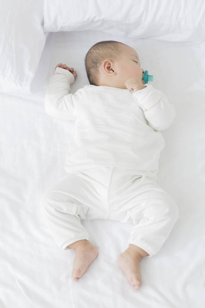 Young Asian baby sleeping on the bed - Foto, Imagem