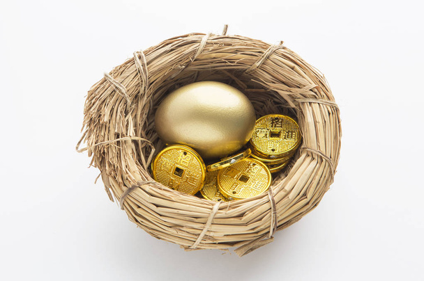 Χρυσό αυγό στο παρασκήνιο, κοντινό - Φωτογραφία, εικόνα