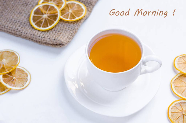 Chá de natal com sabor a ervas laranja com canela e mel de cardamomo xícara branca em uma mesa de madeira branca
  - Foto, Imagem
