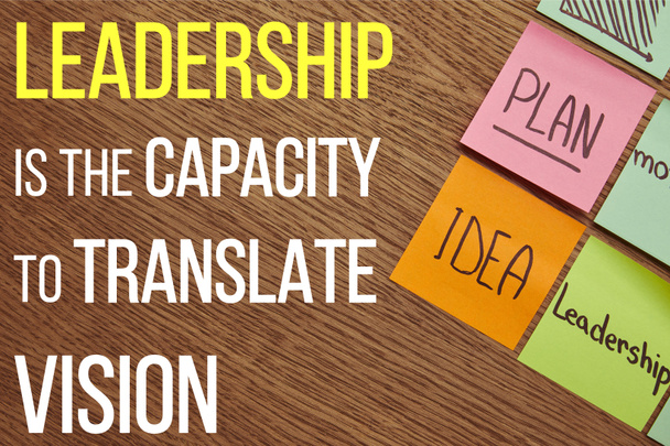 vista superior de pegatinas de papel con palabras plan, idea y liderazgo en la mesa de madera con "El liderazgo es la capacidad de traducir la visión"
 - Foto, imagen