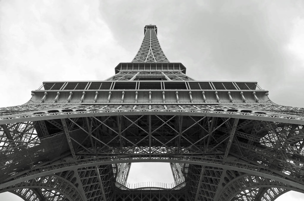 エッフェル塔下のビューと黒と白の効果のトラスの詳細 - 写真・画像