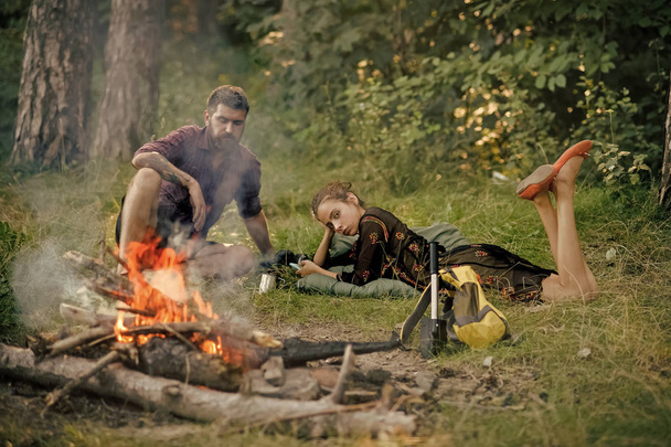 Woman and man relax at bonfire on green environment - Foto, Imagem
