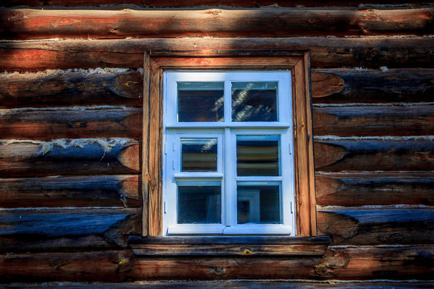 finestra di vecchia casa di legno  - Foto, immagini