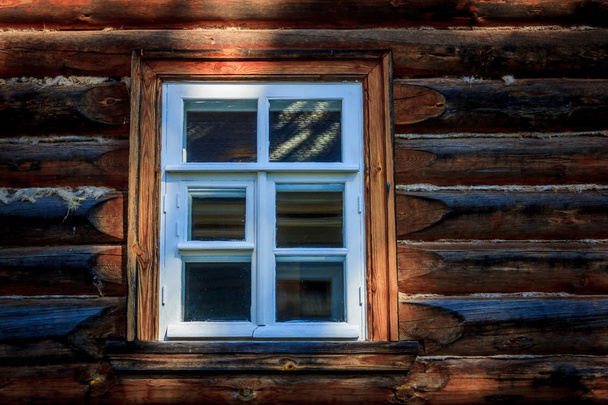 古い木造の家の窓  - 写真・画像