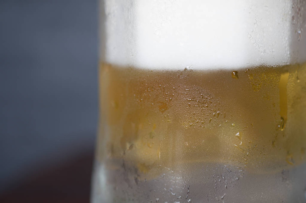 Παγωμένη μπύρα σε ένα ποτήρι με σταγόνες νερού, κοντινό πλάνο - Φωτογραφία, εικόνα