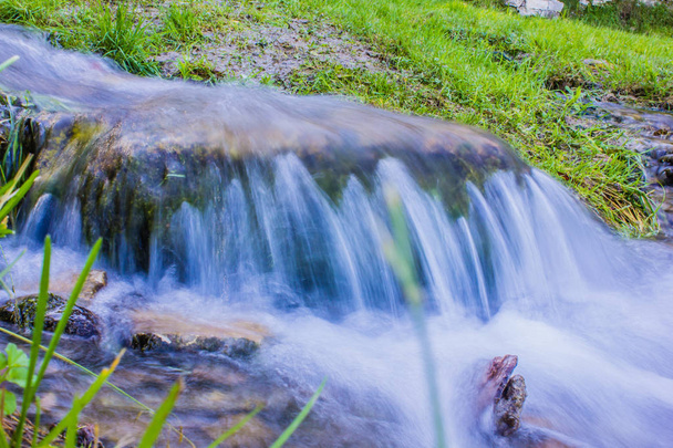 Jarní vodopád v zeleném lese - Fotografie, Obrázek
