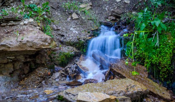 Jarní vodopád v zeleném lese - Fotografie, Obrázek