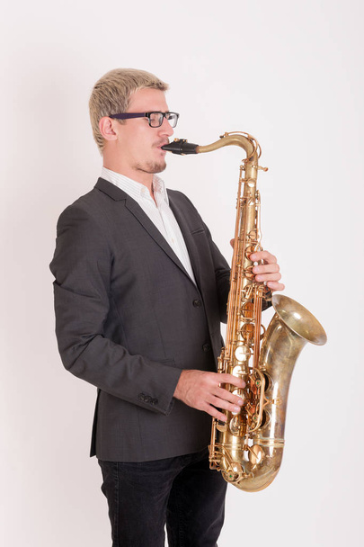 Studioporträt eines Mannes mit Saxophon - Foto, Bild