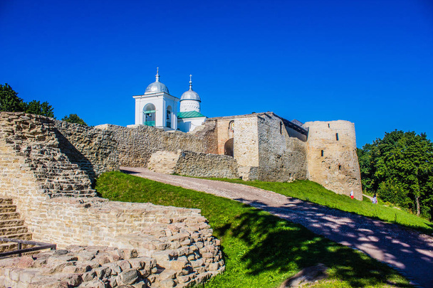 Izborsk фортеця в денний час - Фото, зображення