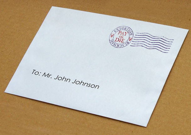 Ένας φάκελος με ταχυδρομική σφραγίδα που επεξηγεί την έννοια του εκβιασμού για εκβίαση - Φωτογραφία, εικόνα