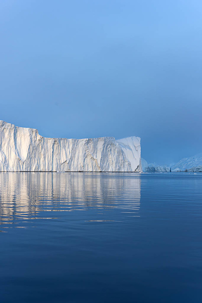 グリーンランドの北極海で北極の氷山 - 写真・画像