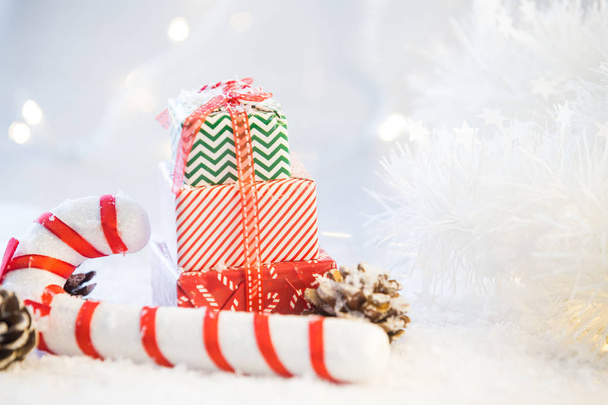 Noel hediyeleri ve kar arka plan - Fotoğraf, Görsel