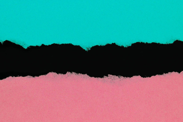 Papel rasgado azul claro y rosa aislado sobre fondo negro con espacio para copiar
 - Foto, Imagen