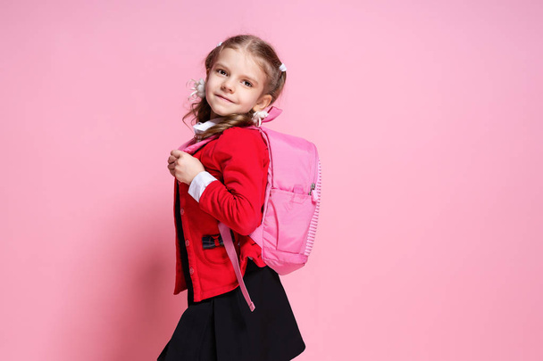 Child with schoolbag. Girl with school bag - Фото, зображення